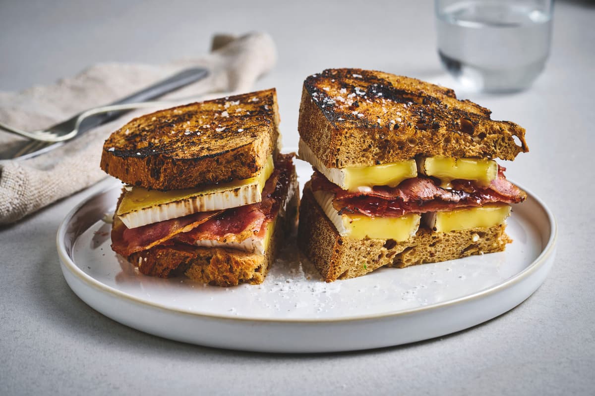 Sandwich with Brie, Bacon and Apple Jelly