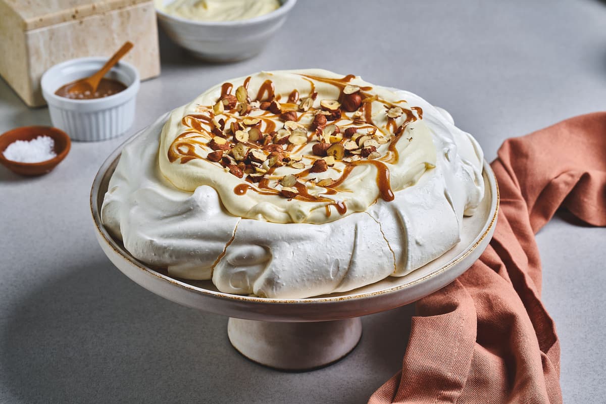 Pavlova med salt karamell og hasselnøtter