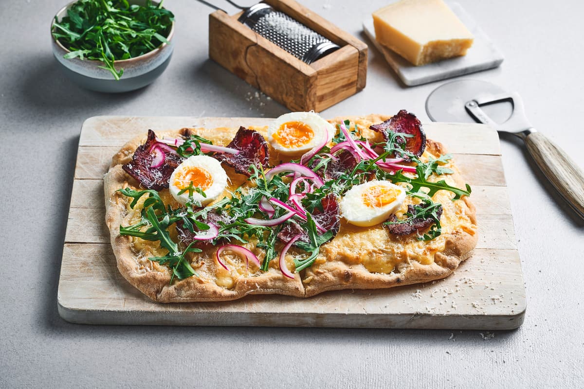 Pinsa with Eggs and Bacon