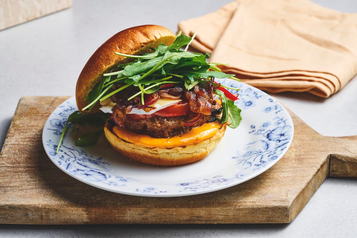 Chili Burger with Camembert, Onion and Tomato