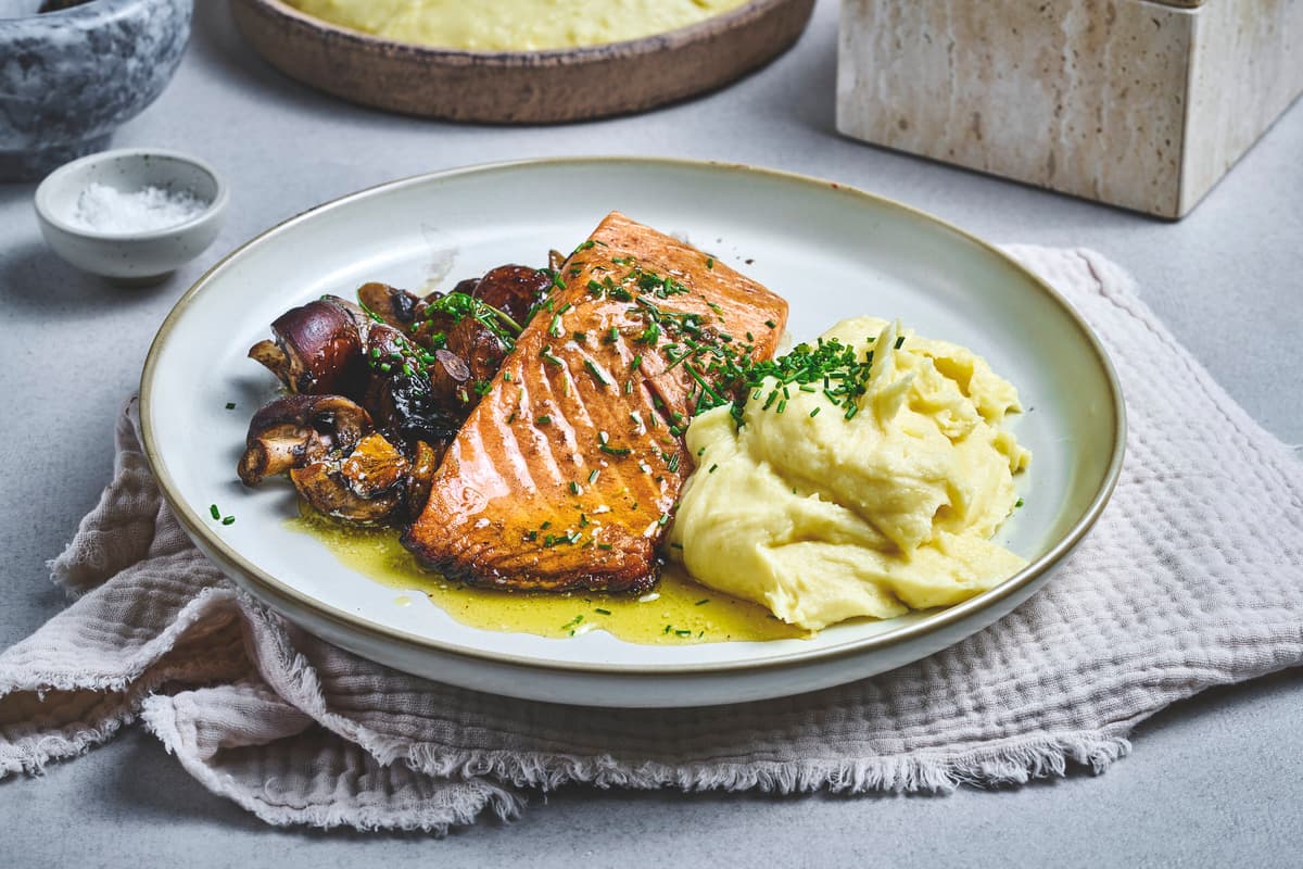 Salmon with Mashed Potatoes and Mushrooms