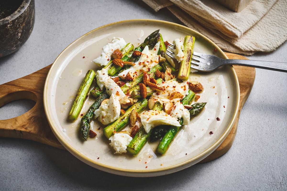 Grillede asparges med mozzarella og mandler