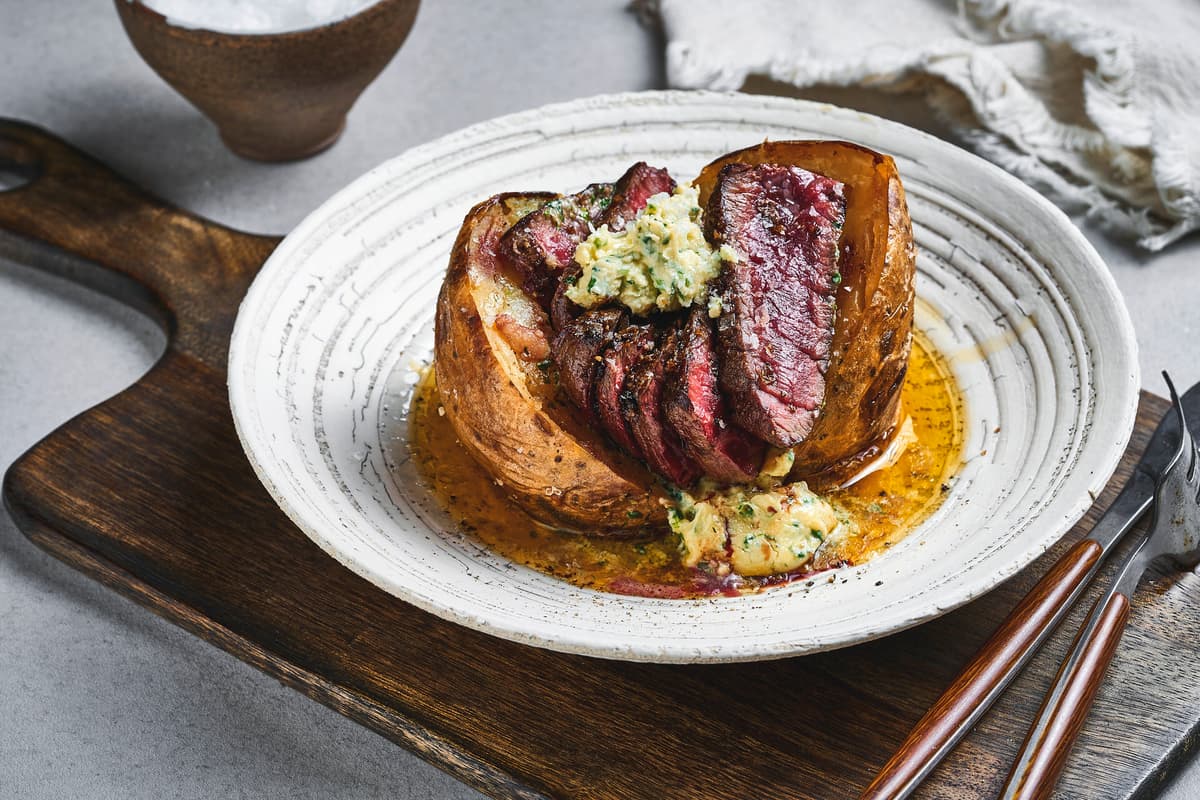 Bakt potet med entrecôte