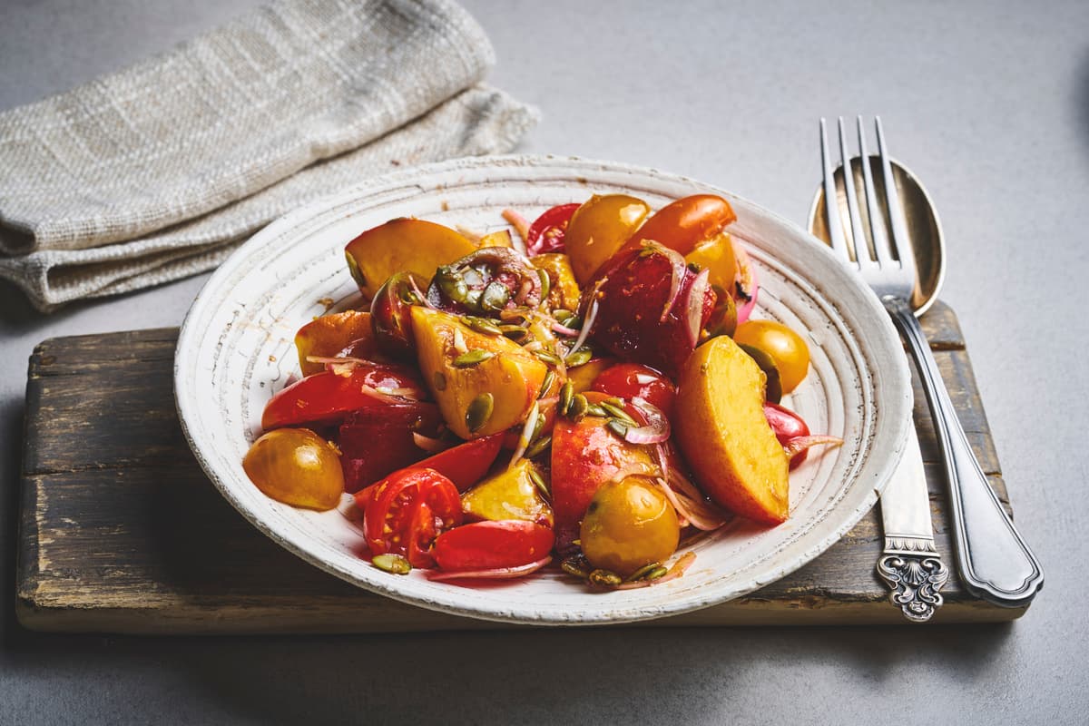 Fersken og tomatsalat