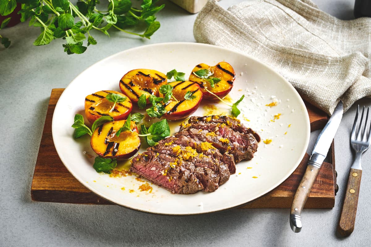 Grillet entrecôte med nektariner