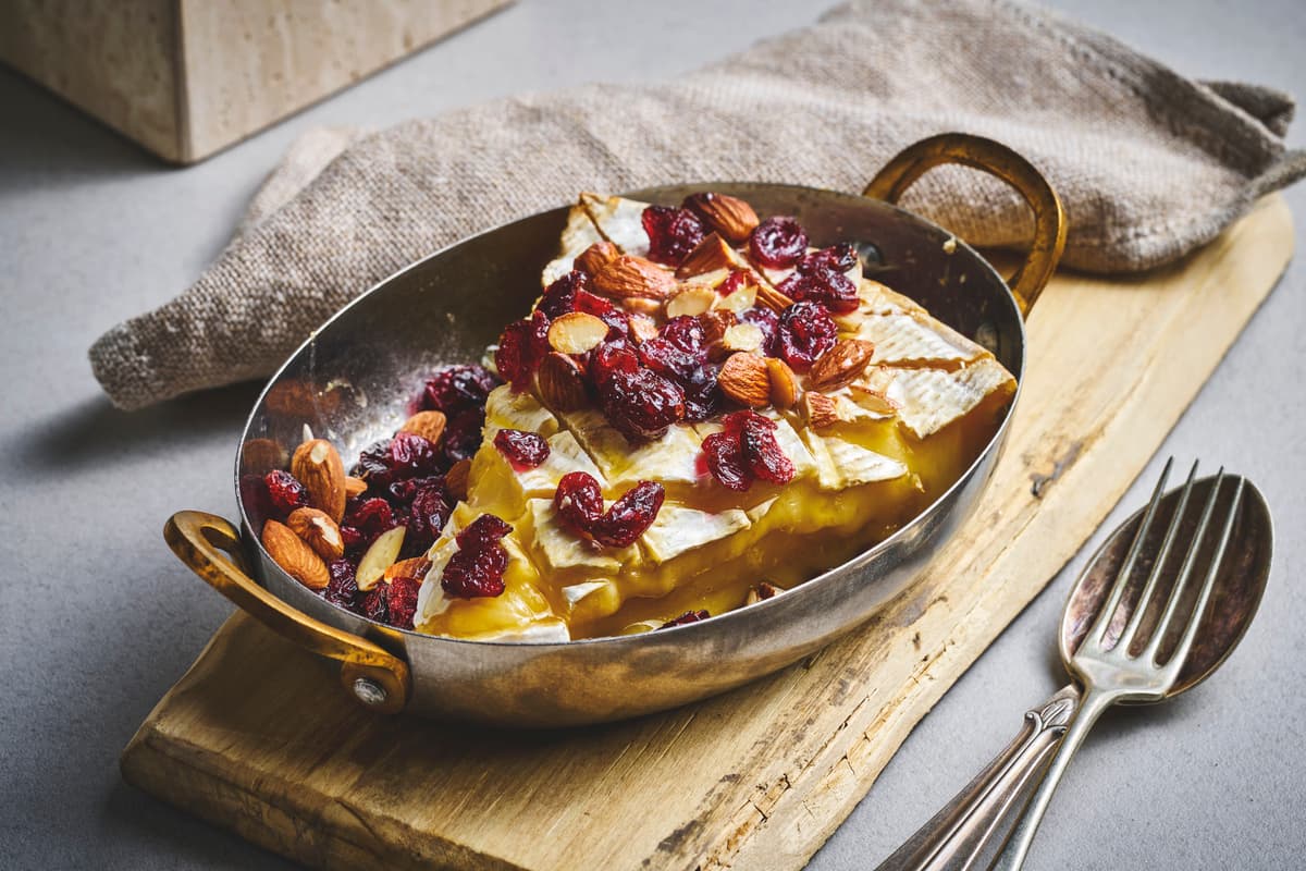 Baked Brie with Honey, Almonds and Cranberries
