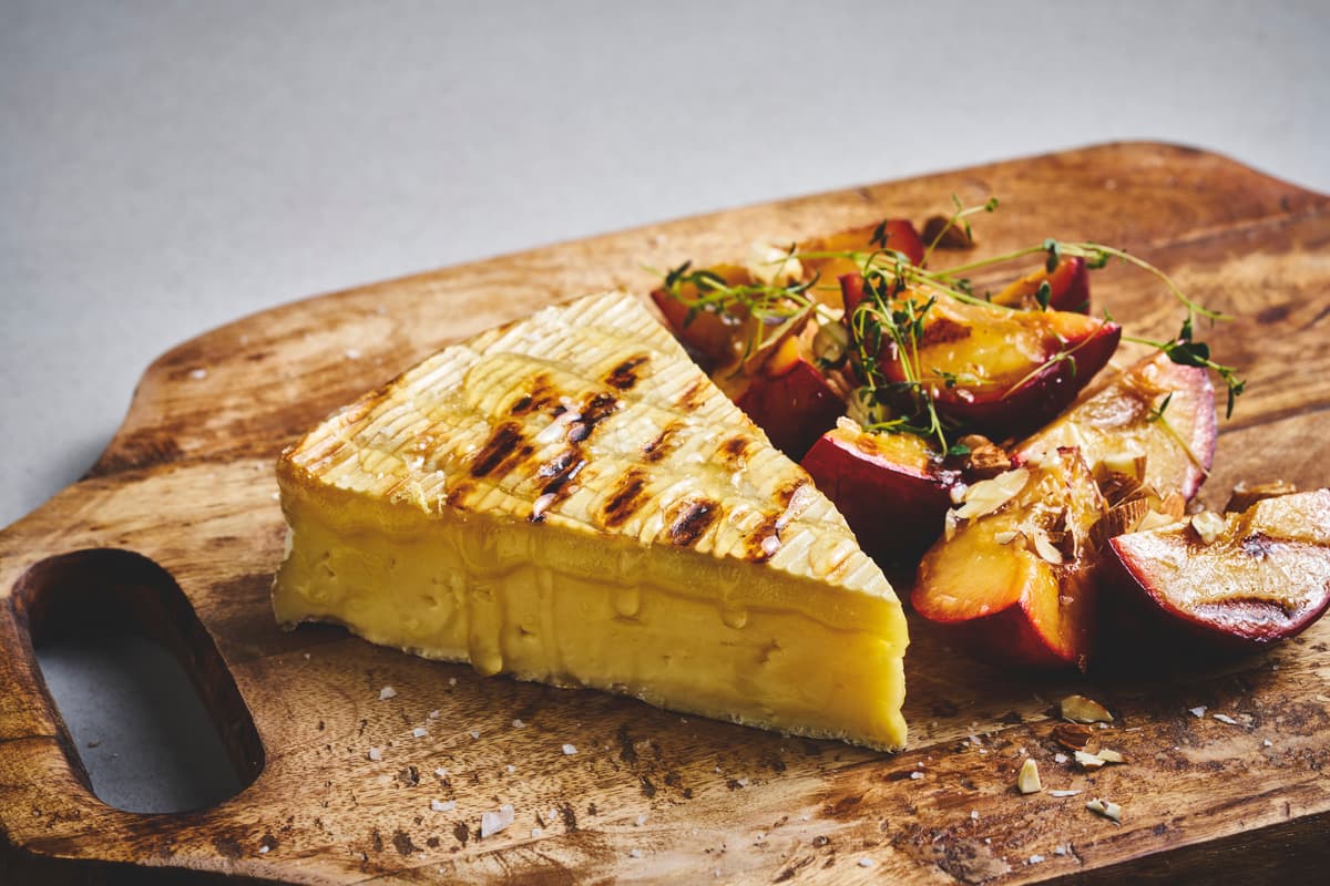Grillet brie med plommer og honning