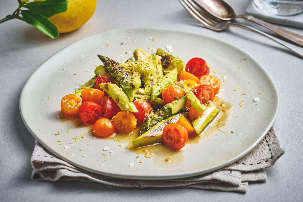 Grillet asparges med tomat og honningvinaigrette
